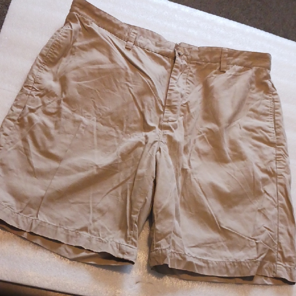 ***Vineyard Vines Men's Khaki Flat-Front Club Shorts Size 36